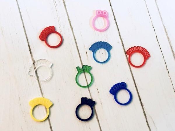 Dở khóc dở cười với những món đồ thần tượng K-Pop gắn mác “hàng công ty” ảnh 2