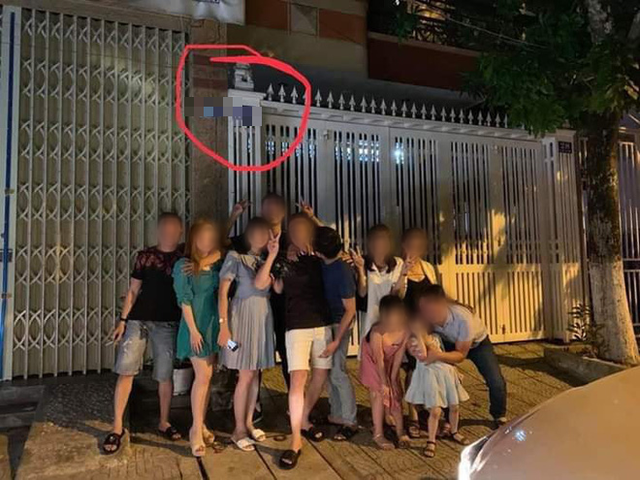 Bất bình trước hành vi của ông Linh, nhiều người dân đã kéo nhau tới nhà riêng của ông này nằm trên đường Lê Lợi (quận Hải Châu, Tp. Đà Nẵng) để chụp ảnh đăng lên mạng. Ảnh: Facebook.