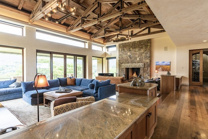 Phòng tiếp khách rộng rãi với lò sưởi ấm áp và nổi bật.