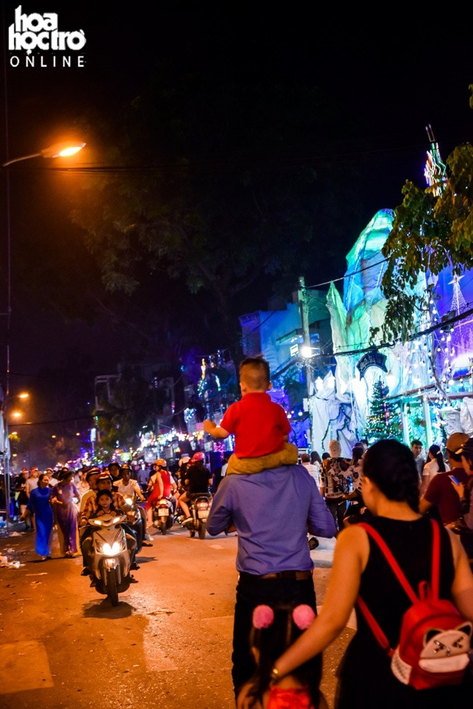 Đa số mọi người chọn cách gửi xe ở ngoài và đi bộ vào trong để thoải mái tham quan.