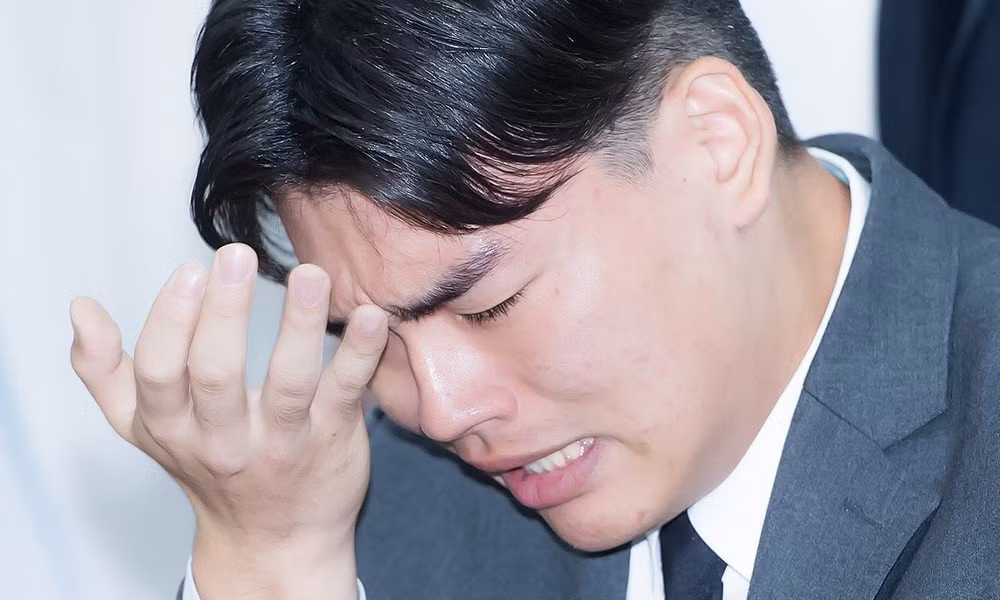 Trưởng nhóm Lee Seokcheol trong buổi họp báo.
