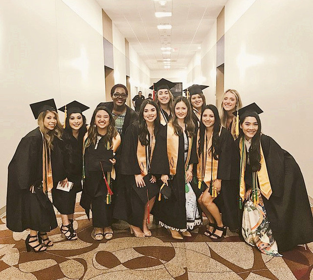 Phương mặc áo dài Việt bên trong chiếc áo cử nhân trong ngày tốt nghiệp ở Mỹ.