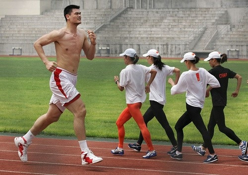 Yao Ming có chiều cao khủng!