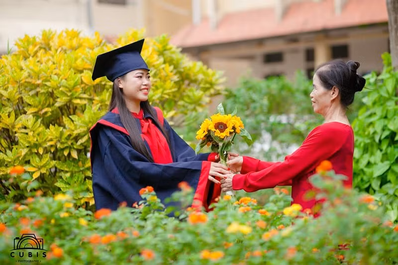 Hoa nào đẹp bằng mẹ đâu.
