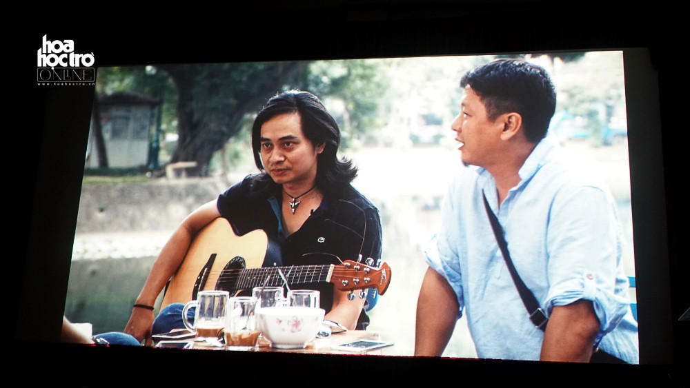 Hình ảnh guitarist Tuấn Hùng trong bộ phim liệu.
