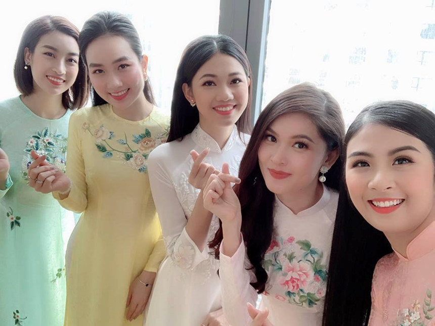 Dàn phù dâu xinh đẹp selfie bên nàng Á hậu 9X trước giờ lên xe hoa bao gồm Hoa hậu Ngọc Hân, Đỗ Mỹ Linh, Á hậu Thùy Dung.