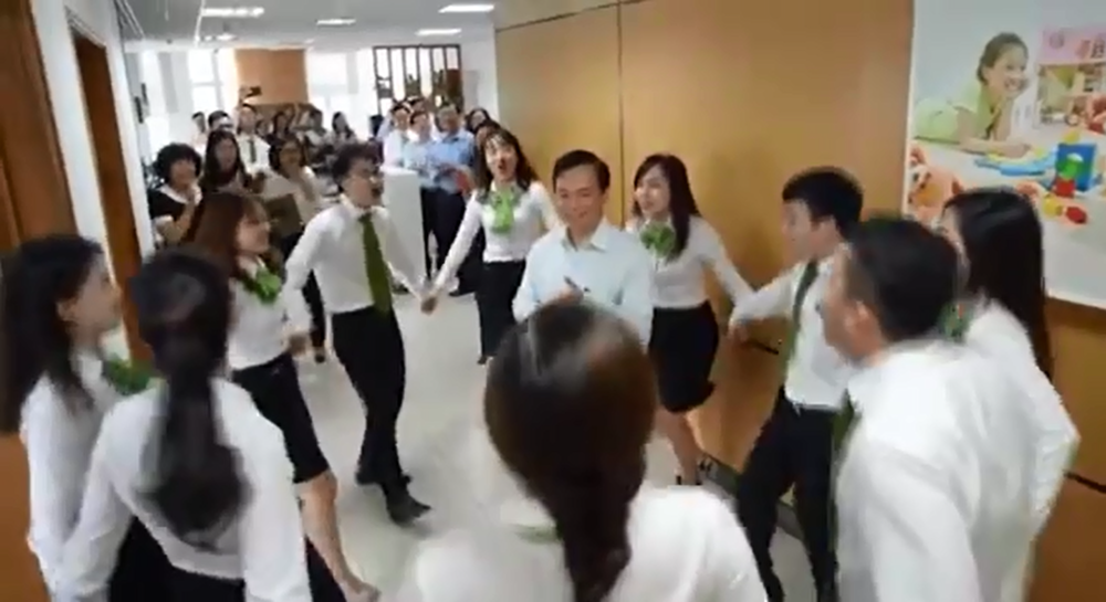 Toàn bộ nhân viên nắm tay nhảy múa, hát hò chúc mừng sinh nhật sếp cực dễ thương.