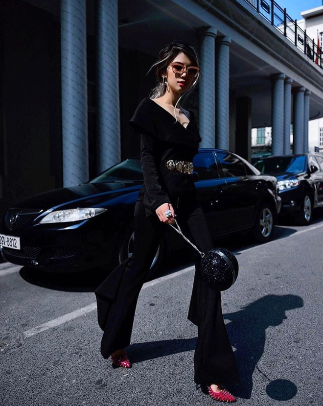 Trên trang cá nhân, cô nàng khéo léo khoe những trang phục, phụ kiện hàng hiệu khiến dân tình “mắt tròn mắt dẹt”.