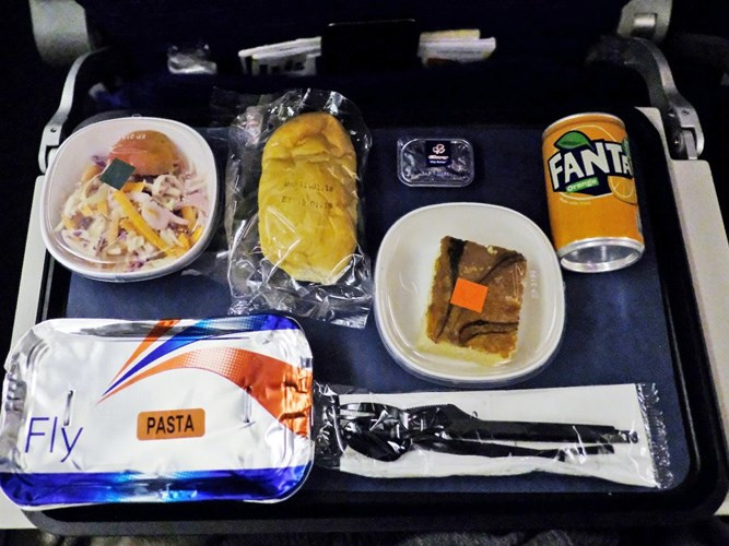 Bữa ăn trên máy bay ngày này dường như đơn giản hơn. Ảnh chụp bữa ăn trên một chuyến bay của British Airways từ sân bay quốc tế Cape Town tới sân bay Gatwick ở London, Anh năm 2018.