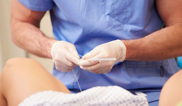 Một người hiến trứng đang được tiêm hormone liều cao để kích trứng. (Ảnh: Alamy) Một người hiến trứng đang được tiêm hormone liều cao để kích trứng. (Ảnh: Alamy)