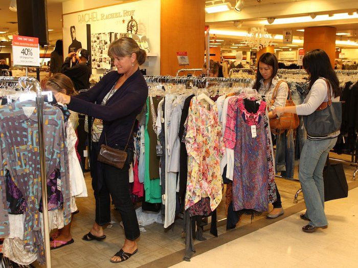 Quy trình bắt đầu khi người dùng mua một sản phẩm trực tuyến hoặc tại cửa hàng. Thông tin về giao dịch và người dùng có thể được các nhà bán lẻ giữ lại. (Ảnh: Hunter Martin/Getty Images)