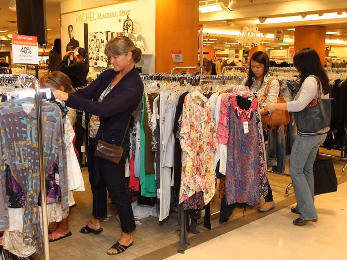 Quy trình bắt đầu khi người dùng mua một sản phẩm trực tuyến hoặc tại cửa hàng. Thông tin về giao dịch và người dùng có thể được các nhà bán lẻ giữ lại. (Ảnh: Hunter Martin/Getty Images)