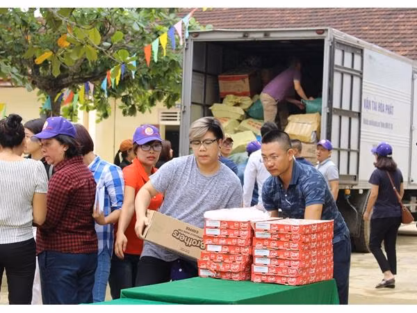 Trên chuyến xe từ Thủ đô Hà Nội tới huyện Hương Khê (Hà Tĩnh), chúng tôi mang theo ba lô, sách vở, hộp bút, dép... cho các bạn học sinh.