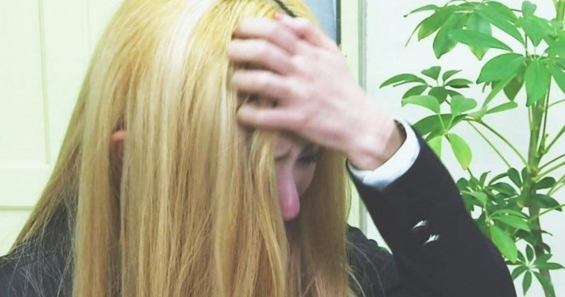 Dù để tóc đen hay nhuộm tóc vàng, thì Seulgi sẽ luôn lấy tóc che mặt mỗi khi buồn.