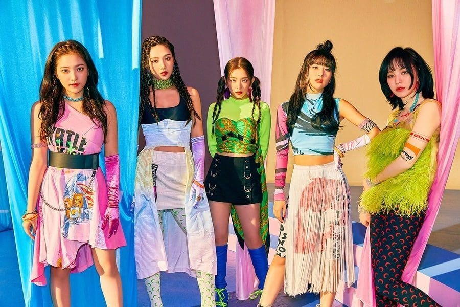 Nếu stylist Red Velvet nhiều lần khiến fan thất vọng vì để các thành viên mặc những bộ cánh quê mùa thì chuyên gia làm tóc, trang điểm nhà SM lại nhận được nhiều lời khen ngợi.