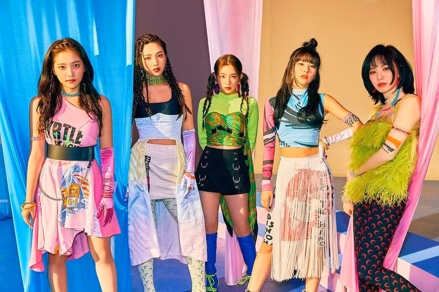 Nếu stylist Red Velvet nhiều lần khiến fan thất vọng vì để các thành viên mặc những bộ cánh quê mùa thì chuyên gia làm tóc, trang điểm nhà SM lại nhận được nhiều lời khen ngợi.