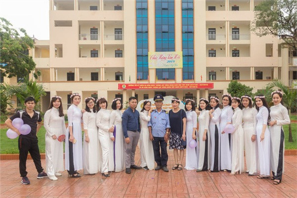 &quot;Bố Hồng&quot; chụp ảnh kỉ niệm cùng lứa học sinh đã ra trường 10 năm.