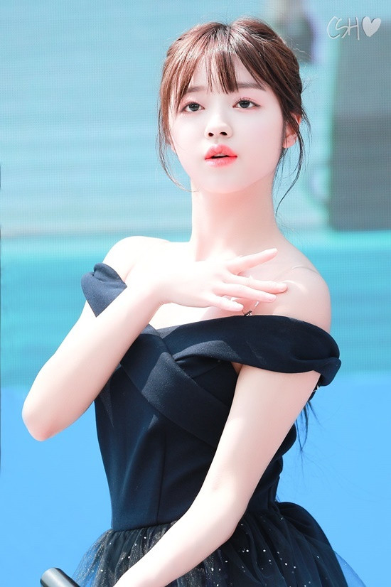 Trong số các idol mặt nhỏ xíu, Yooa (Oh My Girl) vô cùng nổi tiếng với khuôn mặt chỉ ngang bằng chiếc đĩa CD và khi đứng cạnh các thành viên trong nhóm, nhìn Yooa xinh xắn như nhân vật trong truyện tranh vậy.