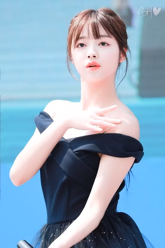 Trong số các idol mặt nhỏ xíu, Yooa (Oh My Girl) vô cùng nổi tiếng với khuôn mặt chỉ ngang bằng chiếc đĩa CD và khi đứng cạnh các thành viên trong nhóm, nhìn Yooa xinh xắn như nhân vật trong truyện tranh vậy.