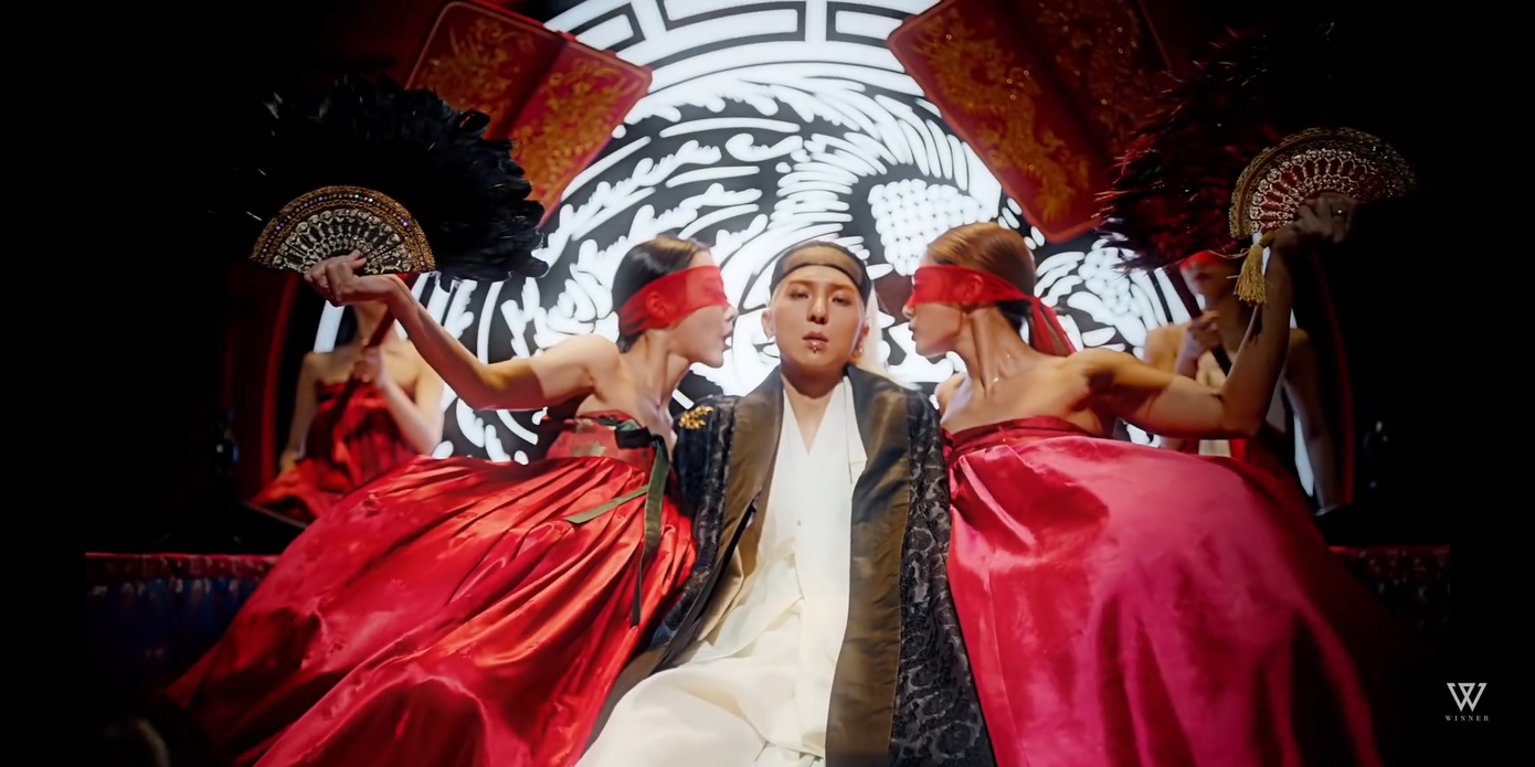 Khi thì oai phong như bậc vương giả