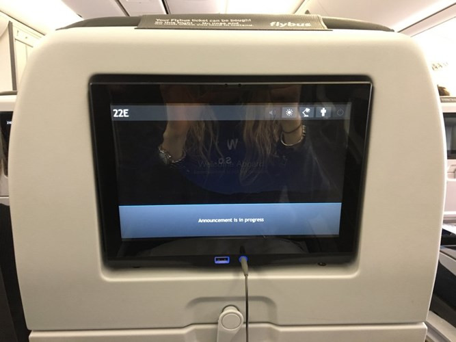 Ngày nay, trên các chuyến bay, kể cả chuyến bay nội địa cũng như chuyến bay quốc tế đều có sẵn chương trình TV hay các bộ phim để phục vụ hành khách./.