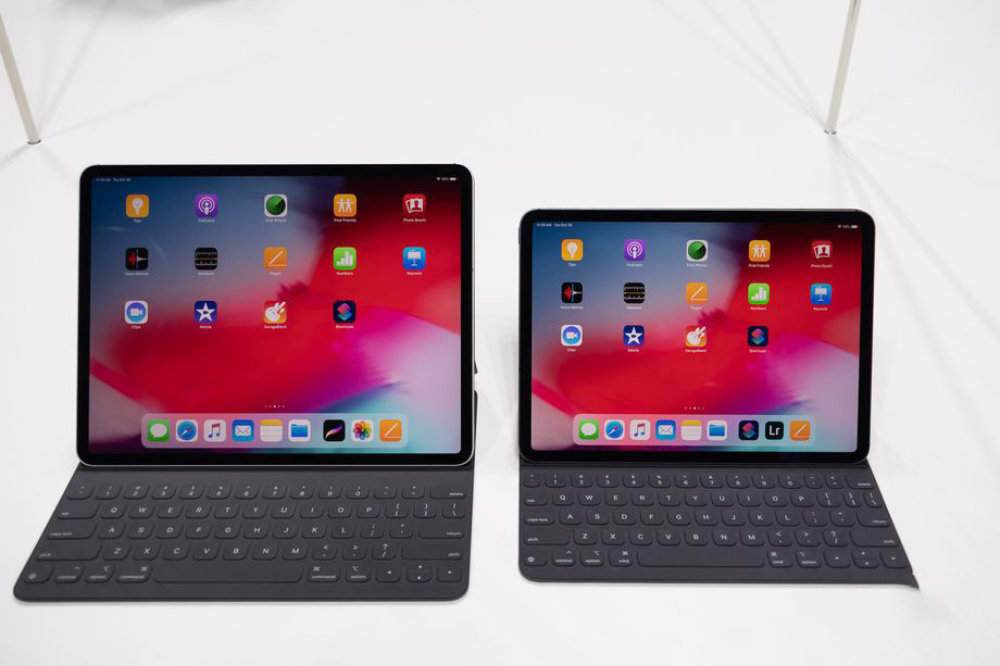 iPad Pro mới có hai phiên bản màn hình kích thước 11 inch và 12,9 inch, tuy nhiên kích thước tổng thể của chúng đều nhỏ gọn hơn so với các thiết bị tiền nhiệm.