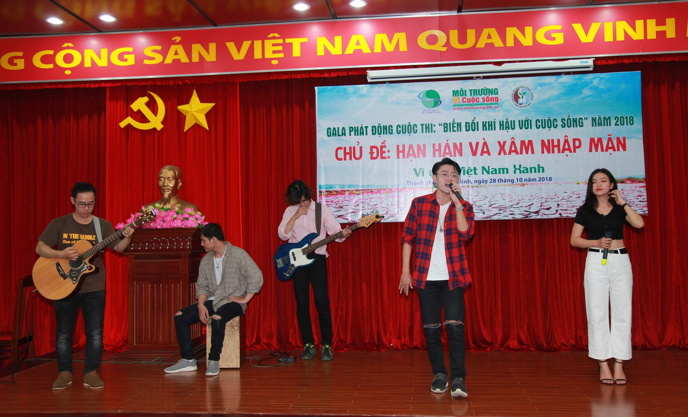 Các tiết mục văn nghệ hấp dẫn từ sinh viên của trường và BTC cuộc thi.