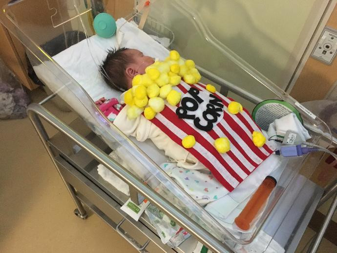 Các nhóc tì còn bé xíu nhưng cũng được bố mẹ cho cosplay ngộ nghĩnh để đón mùa Halloween đầu tiên!