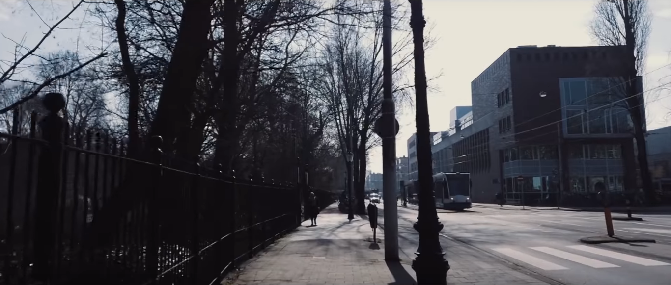 Xuyên suốt MV, Tiên Tiên và Trang giới thiệu những địa điểm xinh đẹp mà họ từng đi qua.