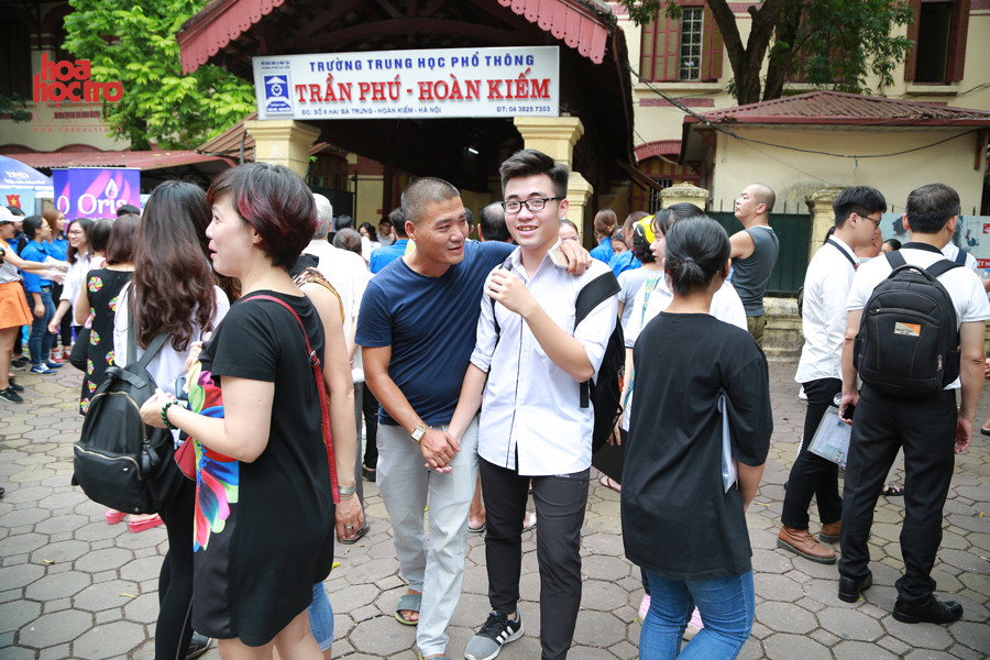 Sau mỗi buổi thi căng thẳng, bố mẹ luôn sẵn sàng ở cạnh để động viên. (Ảnh: Trọng Tài)