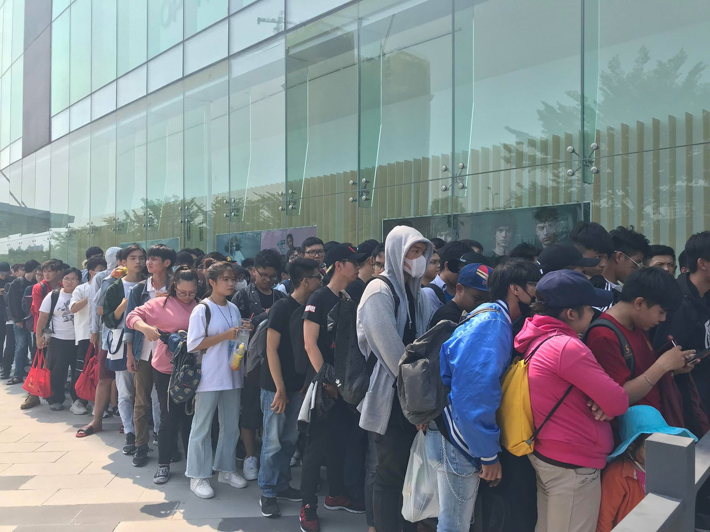 Tối nay (24/4), buổi chiếu đầu tiên của bom tấn Avengers: Endgame sẽ được tổ chức cùng lúc tại Hà Nội và TP. HCM. Sự kiện này càng trở nên nóng hổi hơn nữa khi công ty phát hành dành tặng 200 vé miễn phí cho những ai đến xếp hàng sớm nhất.