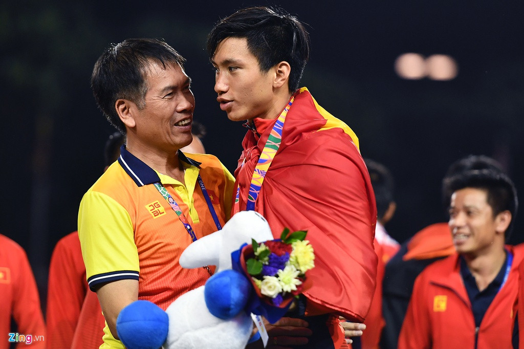 Trưởng đoàn Thể thao Việt Nam tham dự SEA Games 30 Trần Đức Phấn thăm hỏi cầu thủ ghi 2 bàn thắng vào lưới U22 Indonesia trên sân vận động Rizal Memorial. Trưởng đoàn Thể thao Việt Nam tham dự SEA Games 30 Trần Đức Phấn thăm hỏi cầu thủ ghi 2 bàn thắng vào lưới U22 Indonesia trên sân vận động Rizal Memorial.