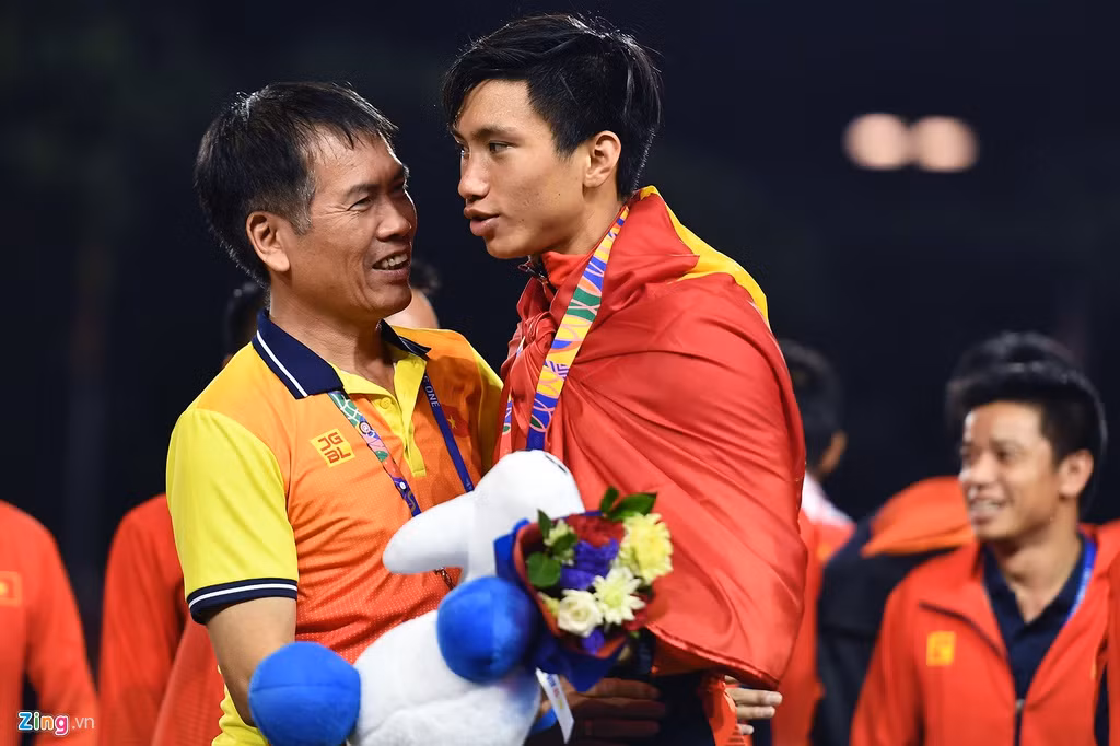 Trưởng đoàn Thể thao Việt Nam tham dự SEA Games 30 Trần Đức Phấn thăm hỏi cầu thủ ghi 2 bàn thắng vào lưới U22 Indonesia trên sân vận động Rizal Memorial.