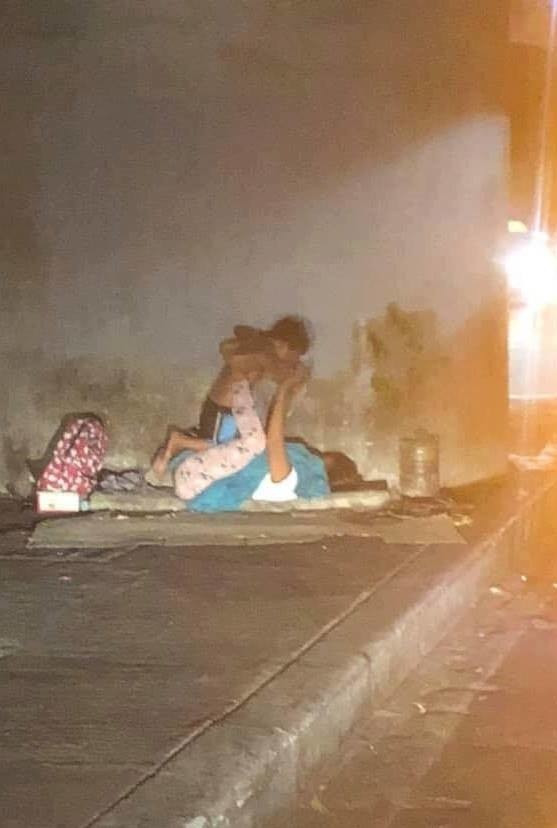 Người mẹ vô gia cư và đứa con nhỏ nô đùa dưới gầm cầu vượt. Người mẹ vô gia cư và đứa con nhỏ nô đùa dưới gầm cầu vượt.