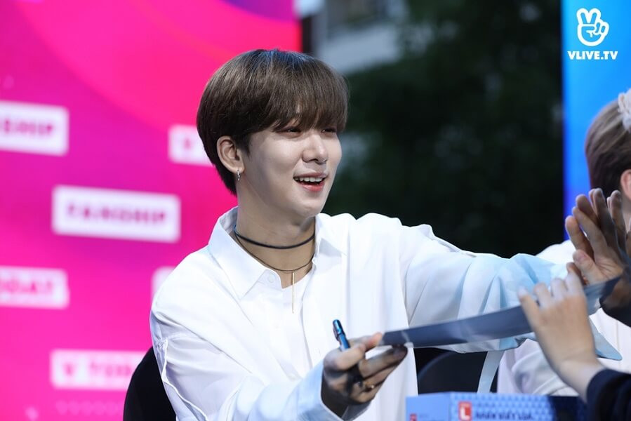 Snuper và GFriend khoe visual đỉnh cao tại fansign ở phố đi bộ Nguyễn Huệ ảnh 3