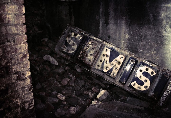 Seattle, Mỹ: Khi 31 tòa nhà bị thiêu rụi trong một vụ cháy lớn năm 1889 ở Seatle thì thay vì chỉ xây dựng lại, thành phố quyết định nâng các con đường nội thị thêm 1 - 2 tầng so với chiều cao cũ và để lại một thành phố ngầm bên dưới với những cửa hàng và các con đường hoang phế.