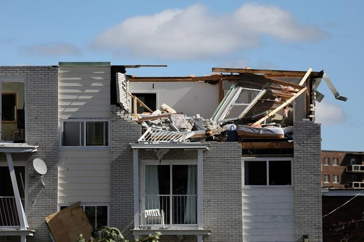 Trận lốc xoáy mạnh đã làm tốc mái và đổ tường nhiều ngôi nhà ở Quebec, Canada.