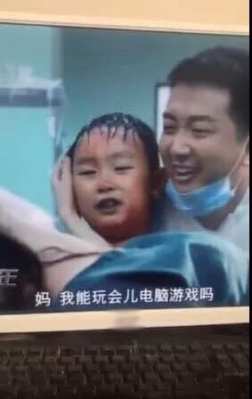 Ơ, sao mặt đứa bé mới sinh lại to bằng mặt bố nó thế nhỉ?