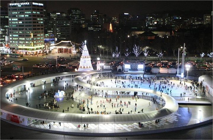 Mỗi dịp Giáng sinh đến, người dân địa phương và khách du lịch thường tìm đến Seoul Plaza để trượt băng cùng những trải nghiệm đặc biệt.
