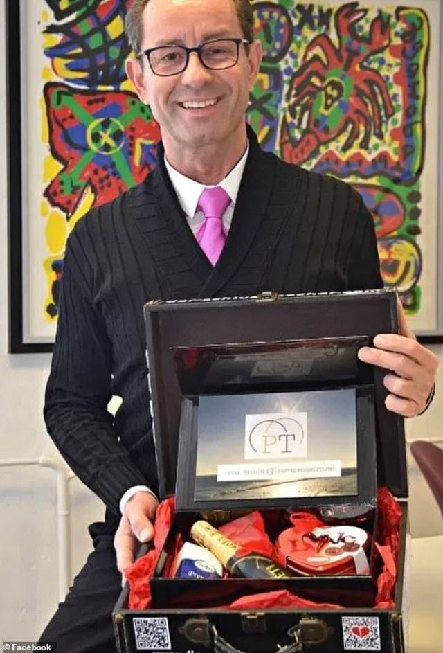 Anh Peter Treichl bên một hộp quà chia tay