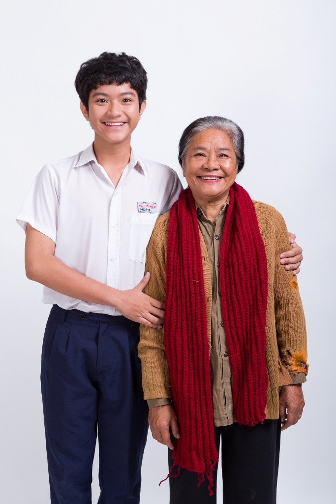 Nghệ sĩ Tú Trinh là người sở hữu một chất giọng oanh vàng, lôi cuốn và đặc biệt, tạo nên một sự nghiệp vững vàng trong nhiều lĩnh vực nghệ thuật biểu diễn. Với vẻ ngoài hiền hậu mang nét tần tảo, nghệ sĩ Tú Trinh chính là hiện thân xuất sắc nhất để có thể tái hiện trọn vẹn nhân vật bà Loan từ những trang kịch bản lên màn ảnh rộng.