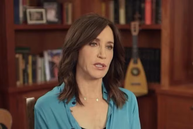 Nữ diễn viên Felicity Huffman bị cáo buộc chi 15.000 USD để can thiệp kết quả kiểm tra thi tuyển đại học của con gái. Ảnh: CNBC.