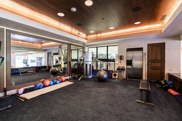 Ngoài ra còn có phòng tập thể dục đầy đủ tiện nghi ...