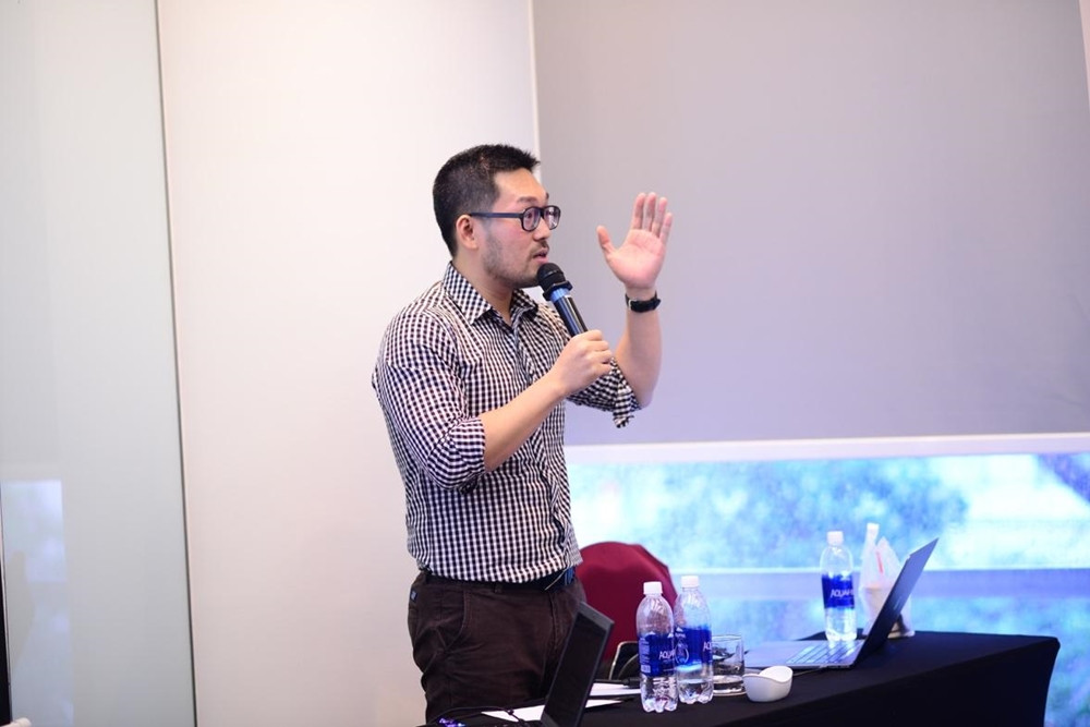 Thầy Hồ Kính Đạt – chủ nhân kênh YouTube IELTS with Datio với hơn 130.000 lượt theo dõi, chia sẻ: “IELTS không chỉ là một chứng chỉ tiếng Anh mà còn là một cách để mình làm quen với môi trường học tập, làm việc tại môi trường nước ngoài nhanh hơn. Đặc biệt trong quá trình ôn luyện, các bạn còn tiếp thu thêm nhiều kiến thức mới về nhiều chủ đề khác nhau như văn hóa, kinh tế, môi trường,… không chỉ giúp ích cho kỳ thi IELTS mà còn phát triển bản thân trên con đường vươn ra thế giới”.