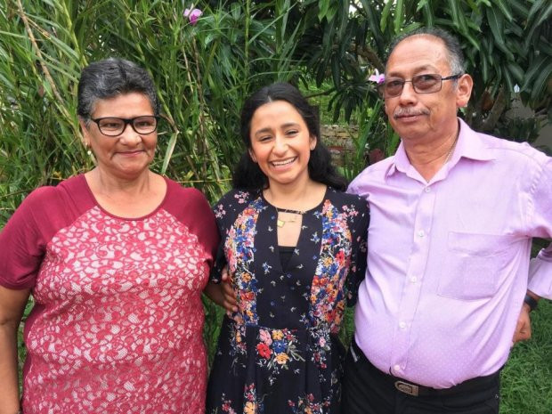 Cô đi khắp Colombia để gặp bố mẹ ruột của mình.