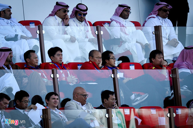 HLV Park Hang-seo cùng 4 trợ lý và Phó chủ tịch VFF Trần Quốc Tuấn (đeo kính, áo đen ngồi ở hàng dưới).