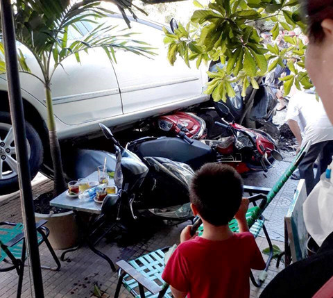 Xe ô tô cuốn 4 xe máy vào gầm và tông ngã 1 cây xanh. ẢNH: C.T.V.