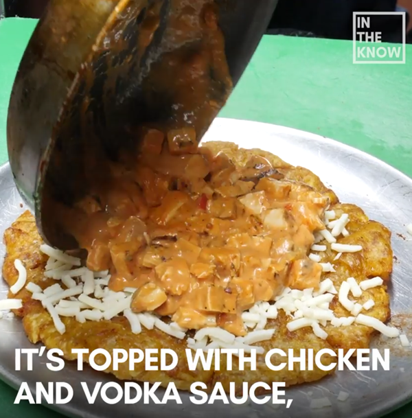 Bánh được chiên lần nữa rồi mới đến lớp nhân gồm: thịt gà nướng, sốt...