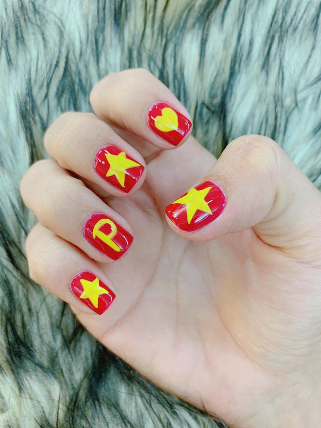 Người đẹp còn hài hước khoe đánh móng tay đỏ với dòng chữ H và P để “đi gặp Quang Hải, Công Phượng”.