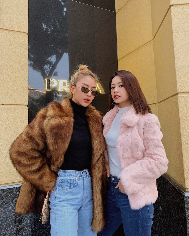 Không chỉ thường xuyên xuất hiện cùng nhau tại các sự kiện, nhiều fan còn tinh ý nhận ra cả hai không ít lần mặc đồ theo style giống nhau.